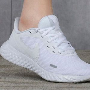 Women’s Nike Revolution 5 size 9 all white boxed road running shoe BQ3207 104